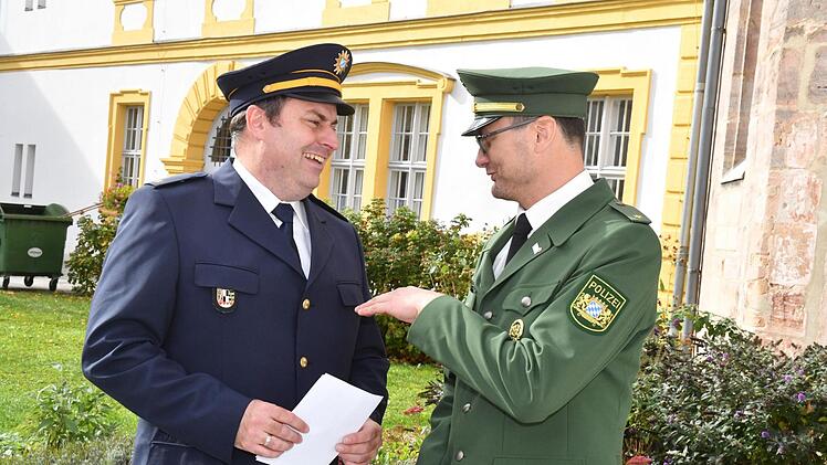 Jochen Prinzkosky (links) hat gut Lachen: Sein Kollege Jürgen Knauer  (rechts) verlässt Forchheim in Richtung Bamberger Bereitschaftspolizei und     Prinzkosky wird sein Nachfolger als Chef der Forchheimer Polizeiinspektion. Ronald Rinklef