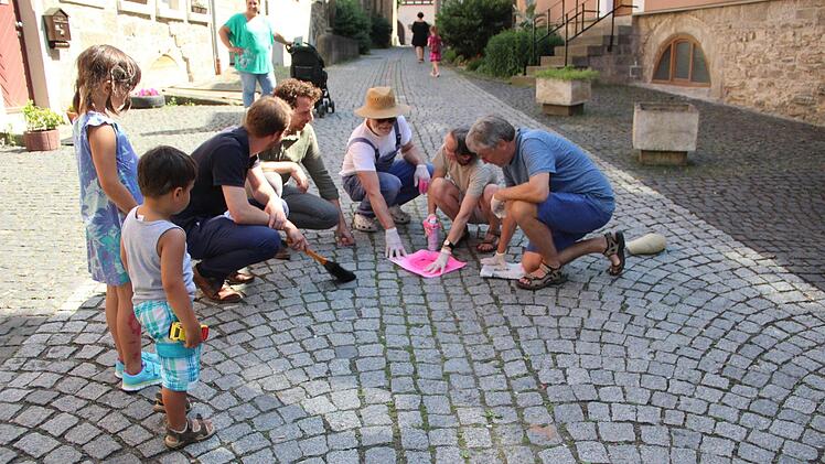 Ein Weg in Rosa verbindet das Kunstprojekt "else2" mit der Innenstadt. Rosa ist auch die Erkennungsfarbe für das Projekt. Foto: Heike Beudert