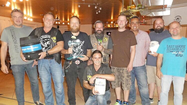 Die verantwortlichen Schießleiter Dieter Schmitt (links) und Alexander Metz (rechts) überreichten den Wanderpokal und die Preise an (von links) Jens Beck, Andreas Reuß, Christian Wehner, Heiko Hellmuth, Oliver Kapaun, Steffen Schüller und (vorne knieend) Robert Oppelt.