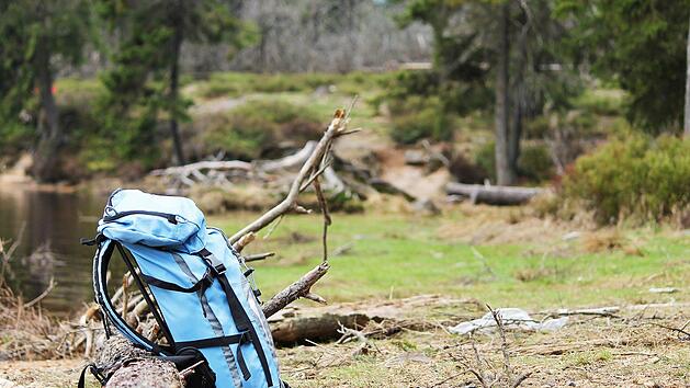 Mit nur wenigen Handgriffen kannst du deinen Rucksack richtig packen und l&auml;stige R&uuml;ckenschmerzen vermeiden. Foto: Adobe Stock
