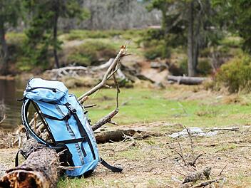 Mit nur wenigen Handgriffen kannst du deinen Rucksack richtig packen und lästige Rückenschmerzen vermeiden. Foto: Adobe Stock