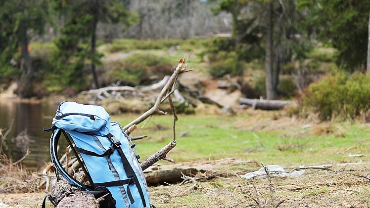 Mit nur wenigen Handgriffen kannst du deinen Rucksack richtig packen und lästige Rückenschmerzen vermeiden. Foto: Adobe Stock