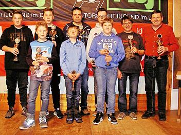 Die Sieger der Clubmeisterschaft mit Vorsitzendem Klaus Herold (rechts), selbst Clubmeister Foto: Werner Oetter