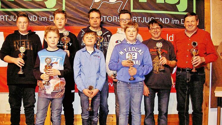 Die Sieger der Clubmeisterschaft mit Vorsitzendem Klaus Herold (rechts), selbst Clubmeister Foto: Werner Oetter