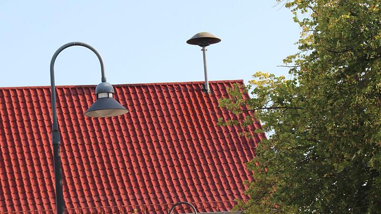 Die Feuerwehrsirene soll vom Gasthaus Schmidt auf ein anderes Dach verlegt werden.   Foto: Johanna Blum