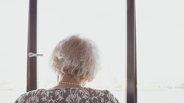 Den meisten Rentnern geht früh im Monat das Geld aus. Zu hoch sind die Preissteigerungen im Alltag. Ein Sozialverband stellt jetzt klare Forderungen.