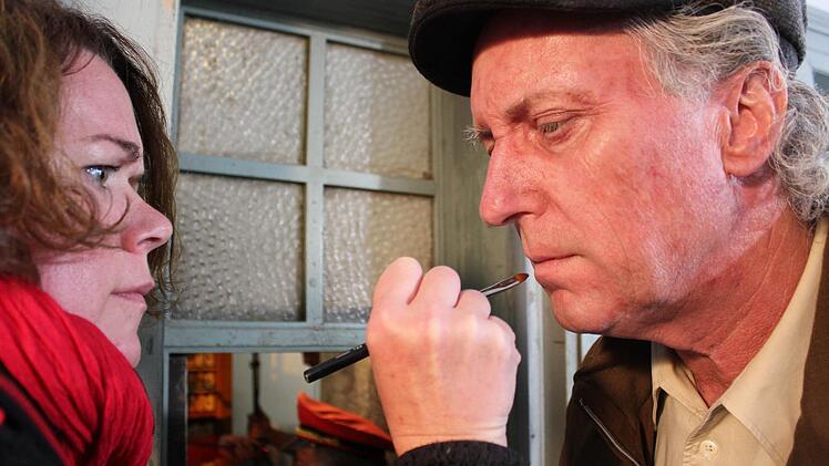 Maskenbildnerin Ragna Jornitz schminkt Hauptdarsteller Hubert Burczek für die Filmdokumentation über Hitlers Salonwagen in Neuenmarkt.