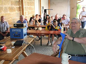Ehrenplatz beim "Public viewing" im Hof der Reutersbrunner Schule: Robert Quicksall - "unser Ami", so die Reutersbrunner, saß in der ersten Reihe. Ansonsten gewannen die Einheimischen 1: 21 (was die Zuschauerzahl nach Nationalitäten anlangt) . Foto: Ralf Kestel