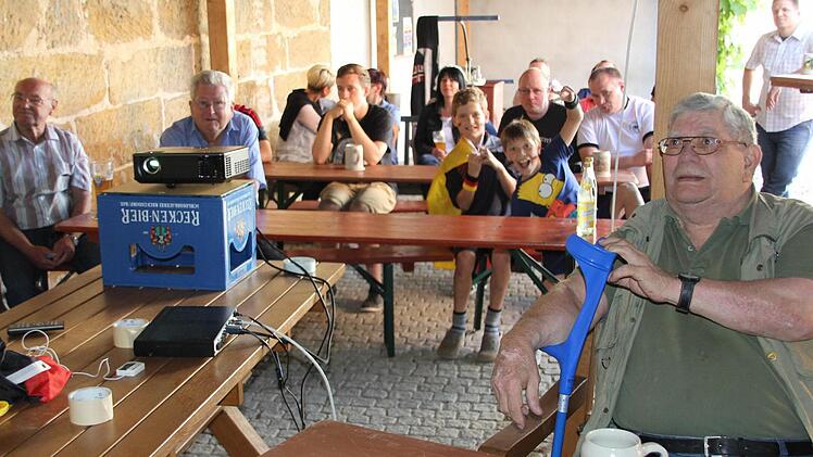Ehrenplatz beim "Public viewing" im Hof der Reutersbrunner Schule: Robert Quicksall - "unser Ami", so die Reutersbrunner, saß in der ersten Reihe. Ansonsten gewannen die Einheimischen 1: 21 (was die Zuschauerzahl nach Nationalitäten anlangt) . Foto: Ralf Kestel