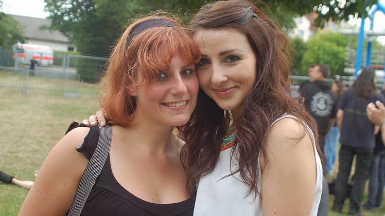 Franziska Glaßer und Burcu Karabulut begleiten die Gruppe "The Apes" im Märchenbad.