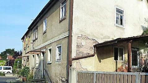 Leerstand hinterm Rathaus: Das Anwesen in der Raiffeisenstraße 3 wurde jetzt von einem Privatmann gekauft. Foto: Kertin Väth