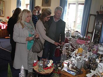 Auch Baron Ludwig von Lerchenfeld und seine Frau Cornelia ließen sich von den Dekomaterialien verzaubern. Foto: Sonja Adam