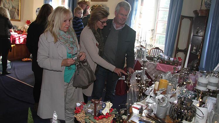 Auch Baron Ludwig von Lerchenfeld und seine Frau Cornelia ließen sich von den Dekomaterialien verzaubern. Foto: Sonja Adam