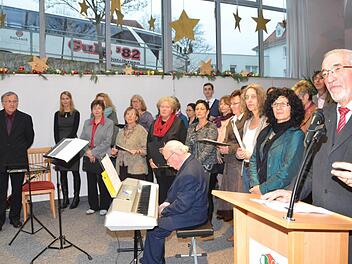 Regierungspräsident Paul Beinhofer stellte den "Bezirkschor" den Bewohnern des Burkardus Wohnparkes vor.  Foto: Rauch