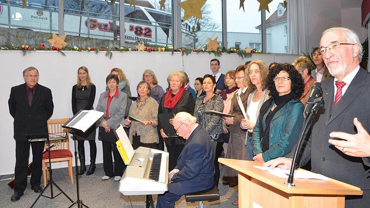 Regierungspräsident Paul Beinhofer stellte den "Bezirkschor" den Bewohnern des Burkardus Wohnparkes vor.  Foto: Rauch