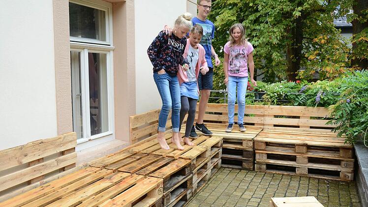 Marke Eigenbau: eine Lounge aus paletten. Stabil ist sie. Jetzt fehlen nur noch Kissen für den gemütlichen Sitzplatz im Freien.