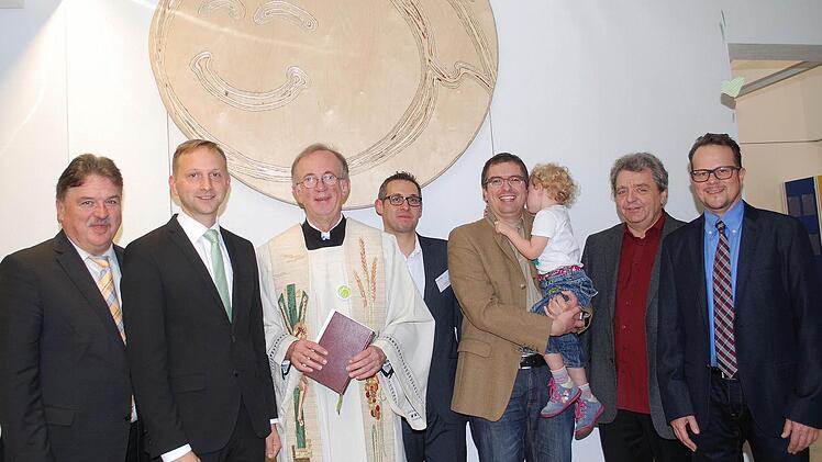 Unter dem Relief des Schutzengels, dem Namensgeber des Kindergartens, versammelten sich die Ehrengäste.