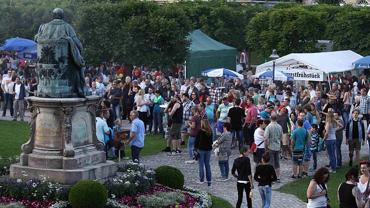 Seit 20 Jahren herrscht beim Parkfest Andrang zu König Ludwigs Füßen. Foto: Thomas Dill