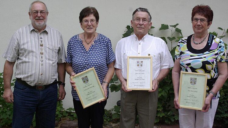 Vorsitzender Vinzenz Täuber (links) dankte für 25-jähriges bzw. 40 Jahre aktives Singen mit der Ehrennadel und der Urkunde für Edith Vierheilig, Karl Simon und Rita Schärpf (von links). Fotos: Winfried Ehling