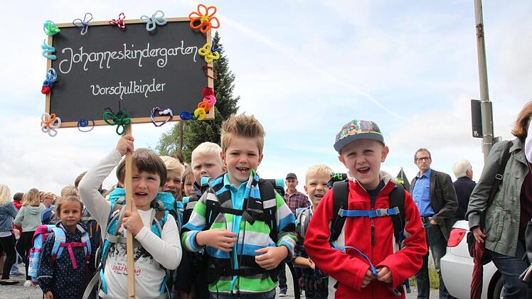 Stolz trägt Jana Warwel das Schild des Johanneskindergarten Burghaig. Zusammen mit Bastian Förtsch (vorne, Mitte) und Kilian Recker (vorne, rechts) nahm sie am Wiesenfest teil. Foto: Stephan Stöckel.