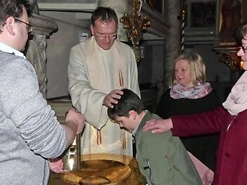Dario Apel wurde in der Osternacht getauft. Mit im Bild (stehend, von links) Vater Michael Apel, Pfarrer Wolfgang Oertel, Patin Diane Kern und Patin Martina Stark.