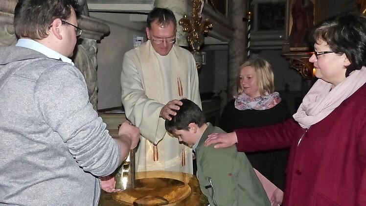 Dario Apel wurde in der Osternacht getauft. Mit im Bild (stehend, von links) Vater Michael Apel, Pfarrer Wolfgang Oertel, Patin Diane Kern und Patin Martina Stark.