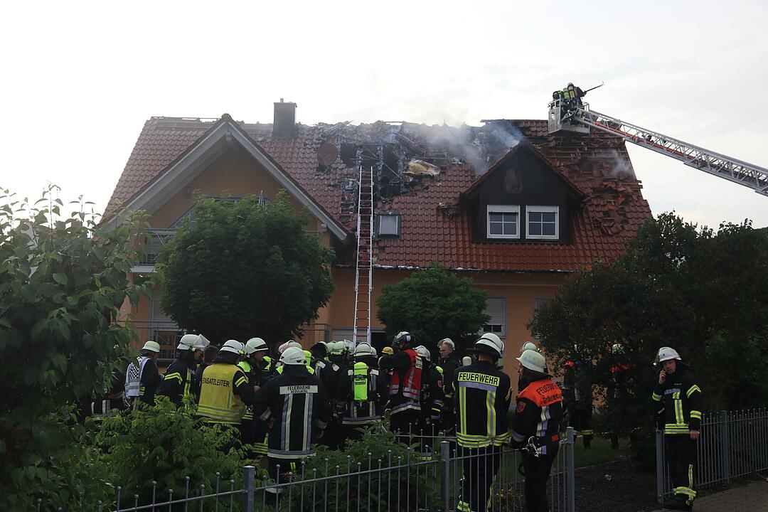 Blitzeinschlag: Dachstuhl geht nach Gewitter in Flammen auf