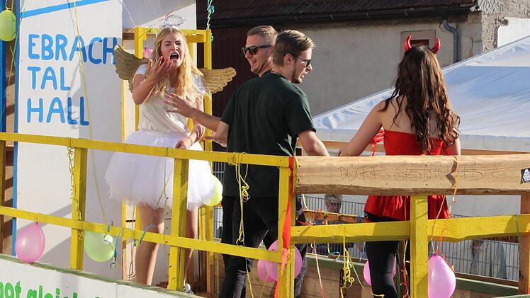 Eine Schlägerei unter Frauen hat es auf einen Wagen geschafft.   Foto: Evi Seeger