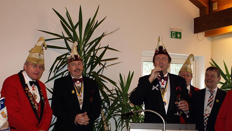Prominente Narren beim Schlachtruf "Franken  Helau". Von links Wieland Beierkuhnlein, Präsident der FGS,  Bezirkspräsident Norbert Greger, der Präsident des Fastnacht-Verbandes  Franken, Marco Anderlik und Bürgermeister Gerhard Wunder.Susanne Deuerling
