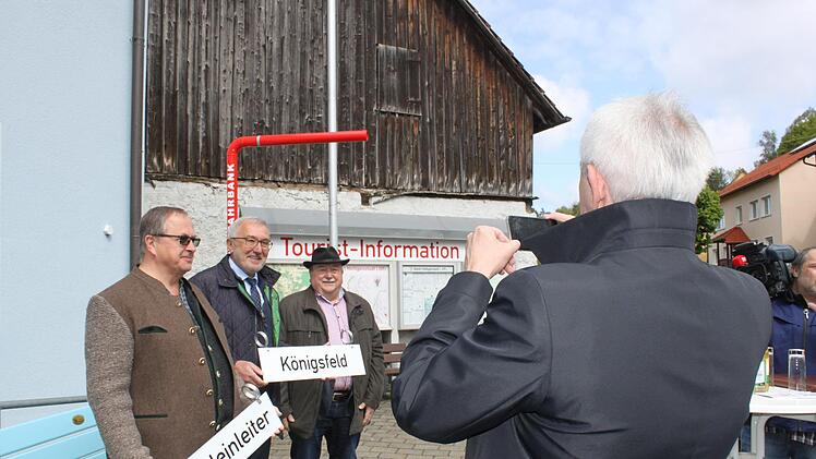 Landrat Johann Kalb hält die Szene im Bild fest.Carmen Schwind