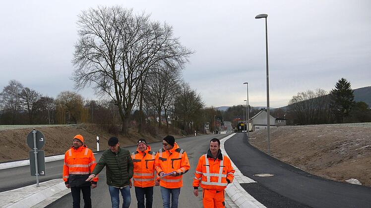 Letzter Kontrollgang, bevor der Verkehr wieder rollt. Falk Kirchner, Detlef Heerlein, Wolfgang Müller, Roland Daum und  Stefan Thormann (von links) haben  gestern die letzten Fragen zur Beschilderung und Markierung zwischen der B4 und Haarbrücken  (im  Hintergrund) geklärt. - Foto: Berthold Köhler