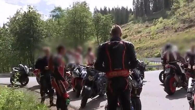 Dutzende Biker waren am Wochenende wieder auf der Strecke unterwegs. Wer nicht fährt, versammelt sich in der "Jubelkurve". Foto: MDR Mediathek