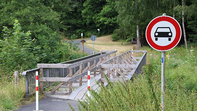 Die schadhafte Br&uuml;cke bei Wernarz wurde zwischenzeitlich mit einer Holzkonstruktion gesichert. So bleibt der &Uuml;bergang zumindest f&uuml;r Spazierg&auml;nger und Radfahrer m&ouml;glich. Foto: Ulrike M&uuml;ller