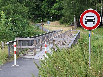 Die schadhafte Brücke bei Wernarz wurde zwischenzeitlich mit einer Holzkonstruktion gesichert. So bleibt der Übergang zumindest für Spaziergänger und Radfahrer möglich. Foto: Ulrike Müller