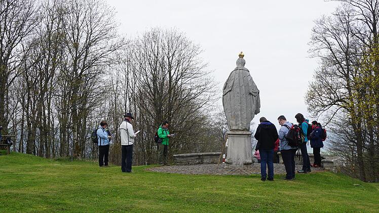 Gebet an der Figur  Foto: Marion Eckert