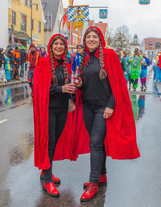 Buntes Faschingstreiben begeistert groß und klein.