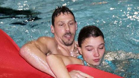 Die Beiden erreichen das rettende Ufer...