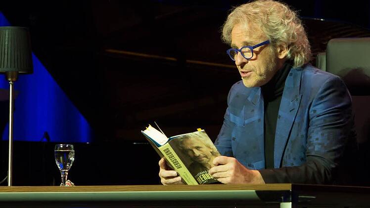 "Das ist neu für mich - mit einem Buch unterm Arm, das ich mir abgeschwitzt habe." Foto: Barbara Herbst