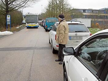 Ein Begegnungsverkehr der Busse ist durch parkende Autos auf mehreren hundert Metern nicht möglich. Foto: Andreas Welz