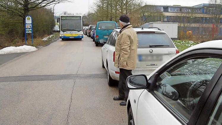 Ein Begegnungsverkehr der Busse ist durch parkende Autos auf mehreren hundert Metern nicht möglich. Foto: Andreas Welz