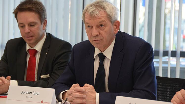 Landrat Johann Kalb und Sparkassendirektor Thomas Endres bei der Pressekonferenz. Foto: Ronald Rinklef