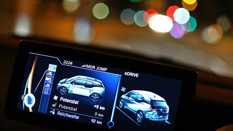 Armaturenbrett eines elektrisch angetriebenen BMW i3: Die Reichweite immer im Blick. Foto: Jan Woitas, dpa