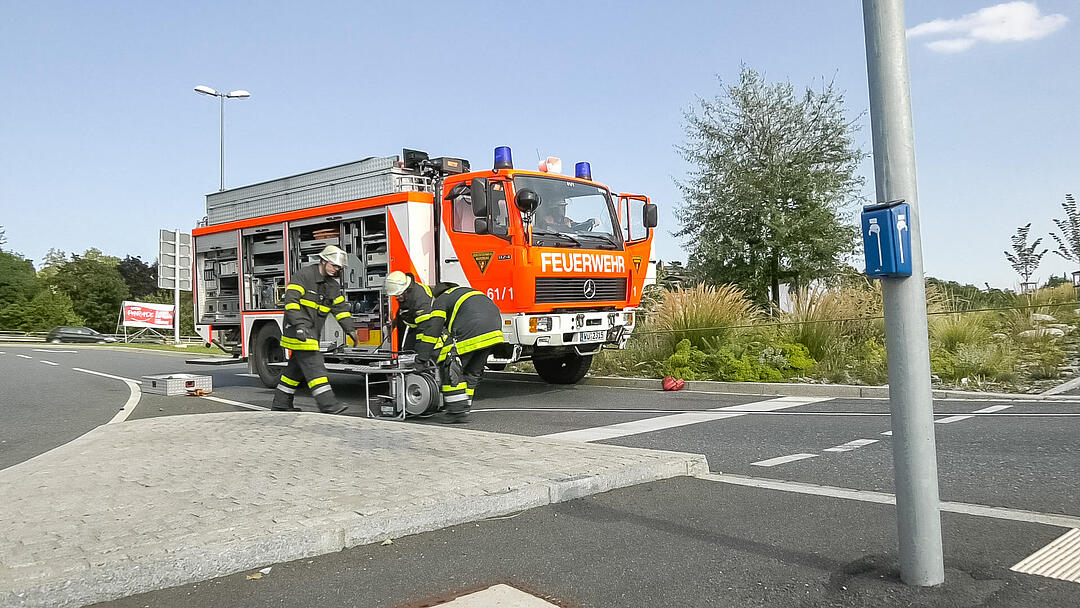 Würzburg: Auto droht nach Unfall von Brücke zu stürzen