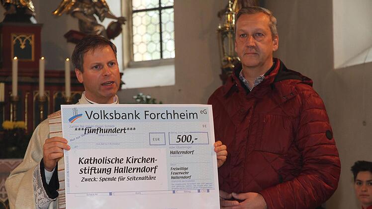Spendenübergabe durch Vorsitzenden Werner Fischer an Pfarrer Matthias Steffel Foto: Mathias Erlwein