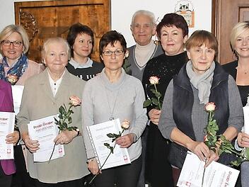 Ehrungen beim Neujahrsempfang der Caritas (von links): Christine Horn, Hermann Beckering, Vorsitzender des Caritas-Verbandes, Gitta Hofmann, Marion Schuster, Johanna Kempa, Valentina Topic, Margot Dehler, Peter Vollath, Tatjana Gins, Susanne Schnabel, Katja Winkler, Erika Vollath und stellvertretender Caritas-Geschäftsführer Norbert Hartz.  Foto: Desombre