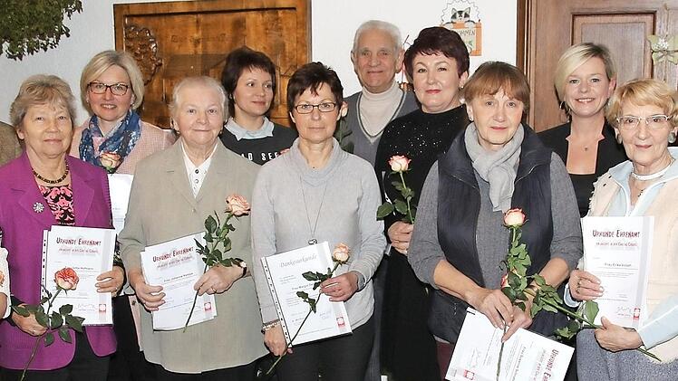 Ehrungen beim Neujahrsempfang der Caritas (von links): Christine Horn, Hermann Beckering, Vorsitzender des Caritas-Verbandes, Gitta Hofmann, Marion Schuster, Johanna Kempa, Valentina Topic, Margot Dehler, Peter Vollath, Tatjana Gins, Susanne Schnabel, Katja Winkler, Erika Vollath und stellvertretender Caritas-Geschäftsführer Norbert Hartz.  Foto: Desombre