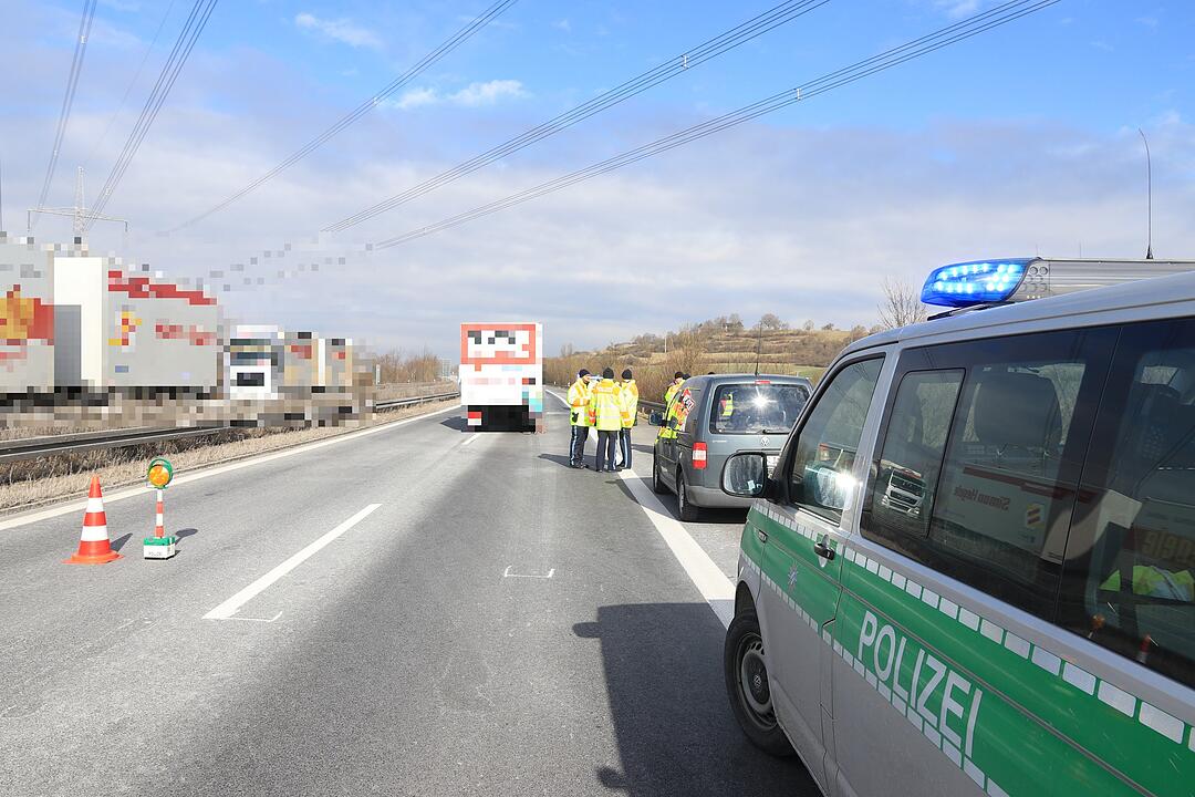 Unfall auf A70 bei Viereth: Mann steigt aus Auto aus und wird von Lkw erfasst