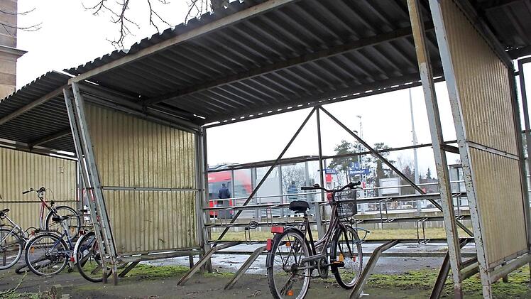 Das Umsteigen vom Rad auf Bus oder Bahn (hier in Strullendorf) hat noch Verbesserungspotenzial. Foto: Hans Kurz