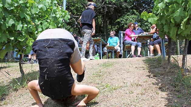 Der Wein macht locker. Aber die siebenj&auml;hrige Rosalie Renner, die mit ihrer Mutter ab Station Fuchsenm&uuml;hle mitging, bedurfte f&uuml;r ihre Purzelb&auml;ume in Hanglage solcher Stimulanz nicht. Foto: Markus H&auml;ggberg
