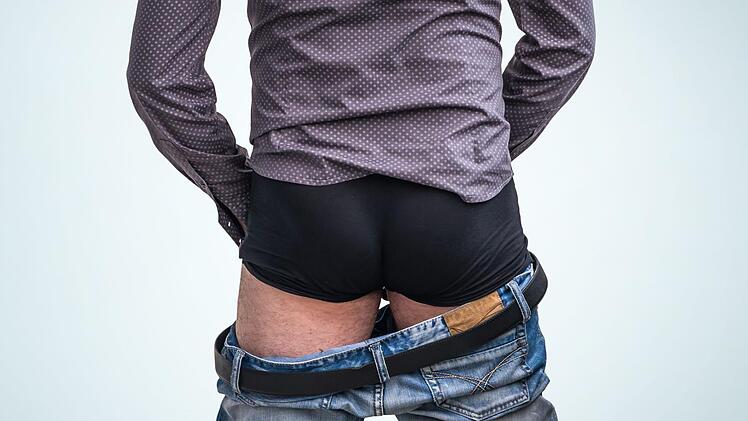 Der Mann stellte sich vor ein Wohnhaus und ließ die Hosen runter. Symbolbild: Andriano_cz/Adobe Stock